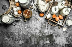 horneando antecedentes. Fresco ingredientes para haciendo masa. foto