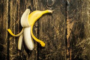 maduro banana. en de madera antecedentes. foto