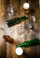 caos cerveza en de madera mesa. botellas y lentes de cerveza . foto