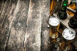 cerveza en un caja con lentes. foto