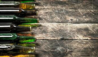 botellas con Fresco cerveza. foto