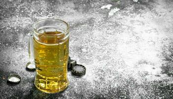 vaso de cerveza con un botella abrelatas y tapones foto