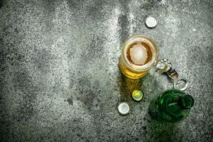 vaso de cerveza con un botella abrelatas y tapones foto