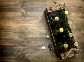 caja de Fresco cerveza. en de madera mesa. foto