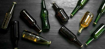 botellas con Fresco cerveza. foto