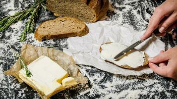 el mantequilla de un pan con mantequilla en tablero con harina. foto