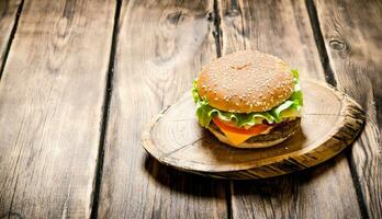 Fresco hamburguesa con queso, carne y vegetales. foto