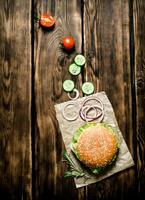 cocido hamburguesa con verduras, queso y carne. foto