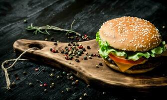 hamburguesa en un de madera tablero. foto