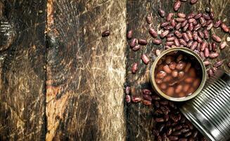 Enlatado rojo frijoles en estaño latas foto