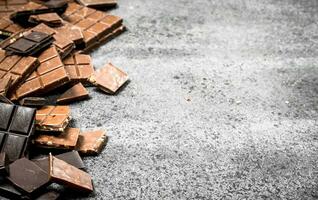 Broken chocolate bars. O photo