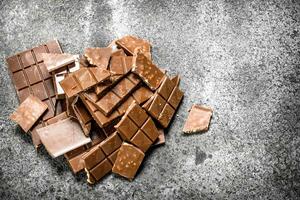 Broken chocolate bars. O photo