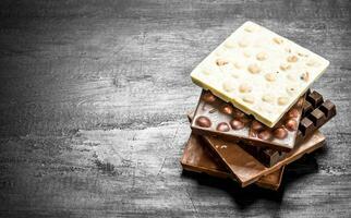 diferente tipos de chocolate en barras. foto