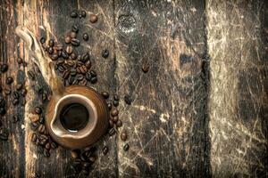 Fresco café en un arcilla pavo. foto
