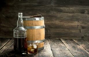 whisky antecedentes. un barril de escocés whisky con vaso y un cigarro. foto