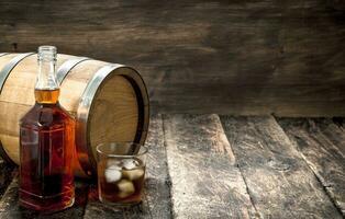 whisky antecedentes. un barril de escocés whisky con vaso y un cigarro. foto