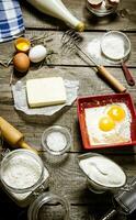 preparación de el masa. ingredientes para el masa - leche, crema, manteca, harina, sal, huevos y diferente herramientas. foto