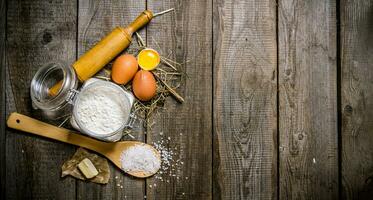 preparación de el masa. ingredientes para el masa - harina, huevos, sal y manteca. foto