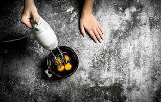 masa antecedentes. un mujer es preparando un Fresco masa. foto