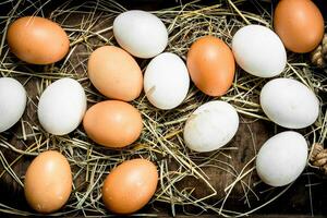 pollo huevos en un de madera bandeja. foto