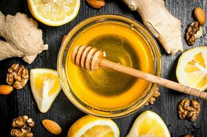 miel fondo.fresco miel con jengibre y limón. foto
