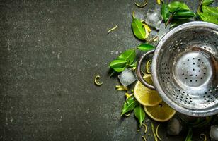 Empty the pot with leaves, sliced lemon , zest and ice around. photo