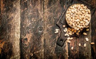 pistachios in a bowl on the Board. photo