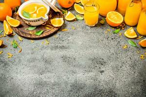 recién exprimido naranja jugo con piezas de Fruta . foto