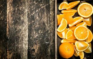 Fresco naranjas en un bandeja. foto