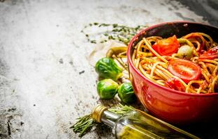 espaguetis con tomate pegar, hierbas y pimienta. foto