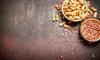 Peanuts in a bowl. O photo