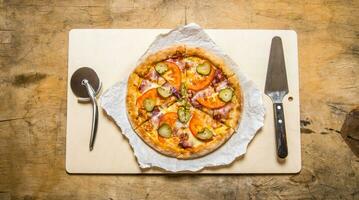 horneado Pizza con tocino y Tomates. en de madera mesa. foto