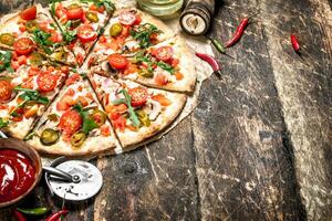 Fresco Pizza con Tomates y verduras. foto