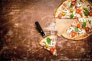 Fresco Pizza con carne y Tomates. foto