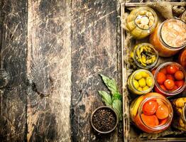 conservas comida con vegetales y hongos en un antiguo bandeja. foto