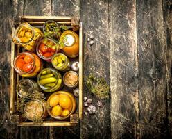 conservas hongos y vegetales en un caja. foto