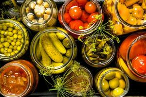 conservas vegetales en vaso frascos en un antiguo caja. foto