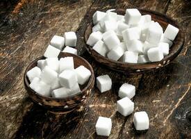 cubitos de azúcar en un bol. foto