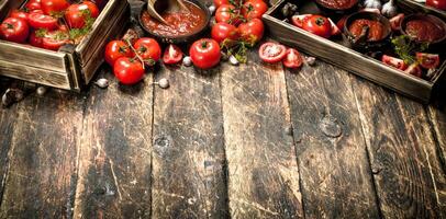 tomate salsa con especias y ajo en el antiguo bandeja. foto