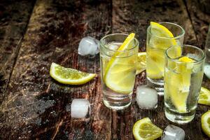 vodka disparos con hielo y limón. foto