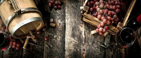 vino antecedentes. un barril con rojo vino y recién uvas. foto