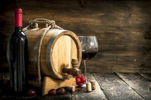 vino antecedentes. un barril con rojo vino y recién uvas. foto
