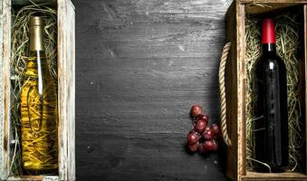 vino antecedentes. botellas de rojo y blanco vino en cajas foto