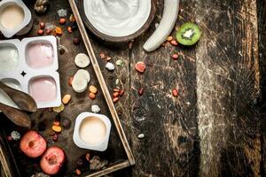 Fresco yogures con frutas y nueces. foto