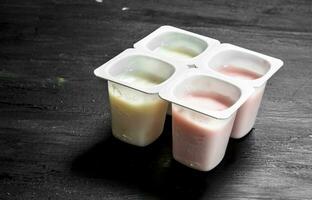 yogur con Fresco fruta. foto