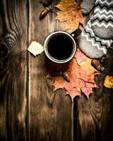 otoño estilo. un taza de caliente café con mitones. foto