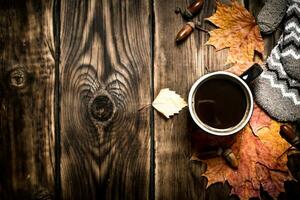 otoño estilo. un taza de caliente café con mitones. foto