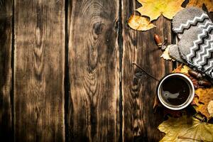 otoño estilo. un taza de caliente café con mitones. foto