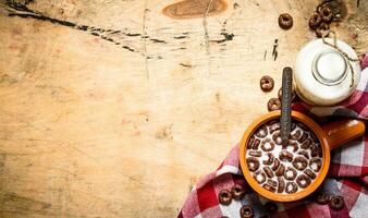 sano alimento. chocolate cereal con leche. foto