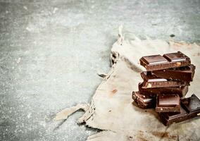 rebanadas de chocolate con nueces en el antiguo tela. foto